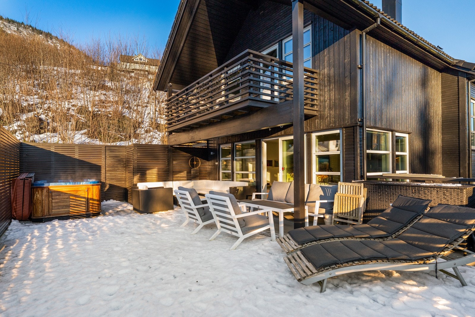 Fra stue er det utgang til stor terrasse Galleribilde