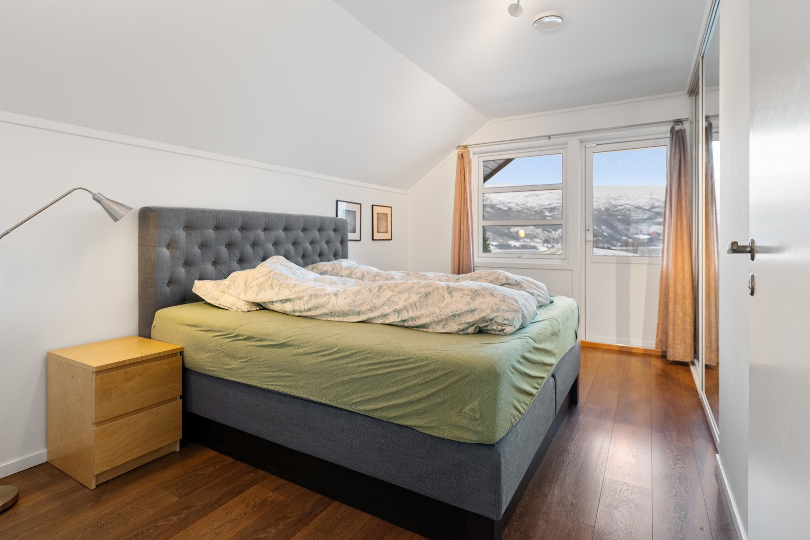 Hovedsoverom med skyvedørsgarderobe og utgang til luftebalkong. Galleribilde