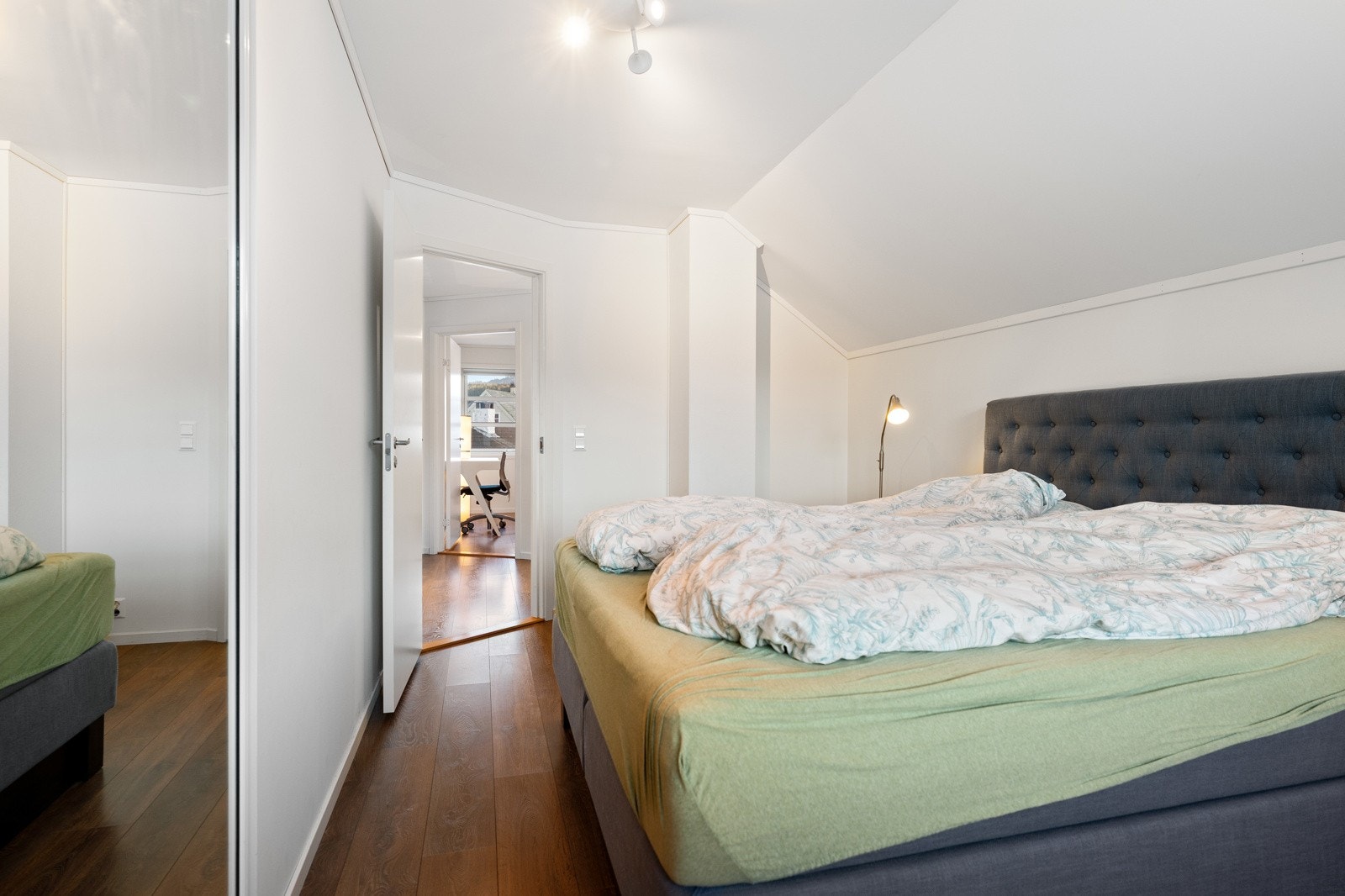 Hovedsoverom med skyvedørsgarderobe. Galleribilde