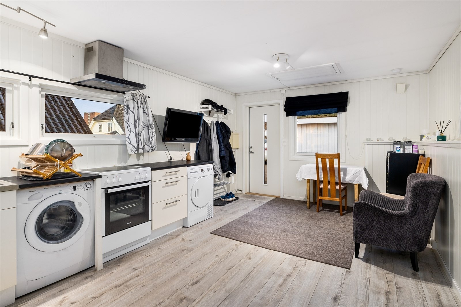 Utleieboligen fremstår som lys og tiltalende, med et pent kjøkken og stue som danner et hyggelig og funksjonelt oppholdsrom. Rommet oppleves luftig og trivelig. Galleribilde