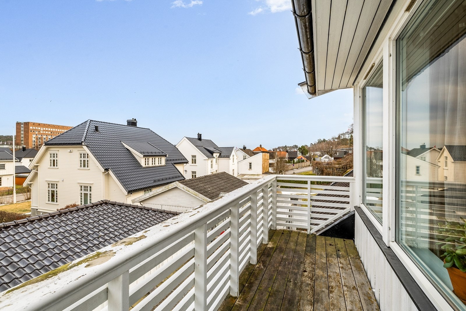 Fra loftstuen er det utgang til en hyggelig østvendt balkong med fin utsikt. Balkongen gir et ekstra uteareal i direkte tilknytning til boligens loftstue, og fungerer som et naturlig sted for morgenkaffen. Galleribilde