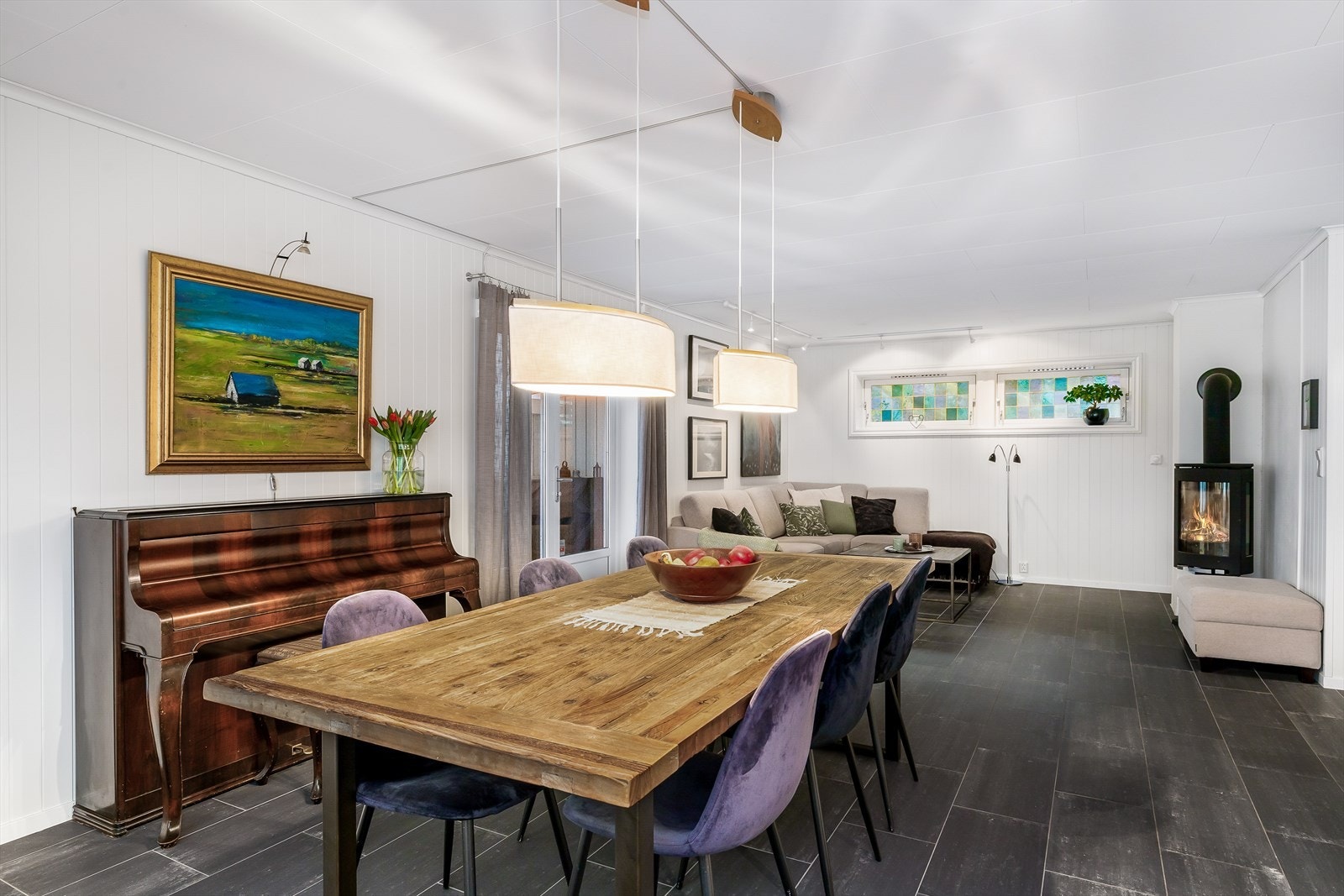 Stuen er malt i nøytrale, lyse farger som gir en behagelig atmosfære og gjør rommet lett å møblere. Galleribilde