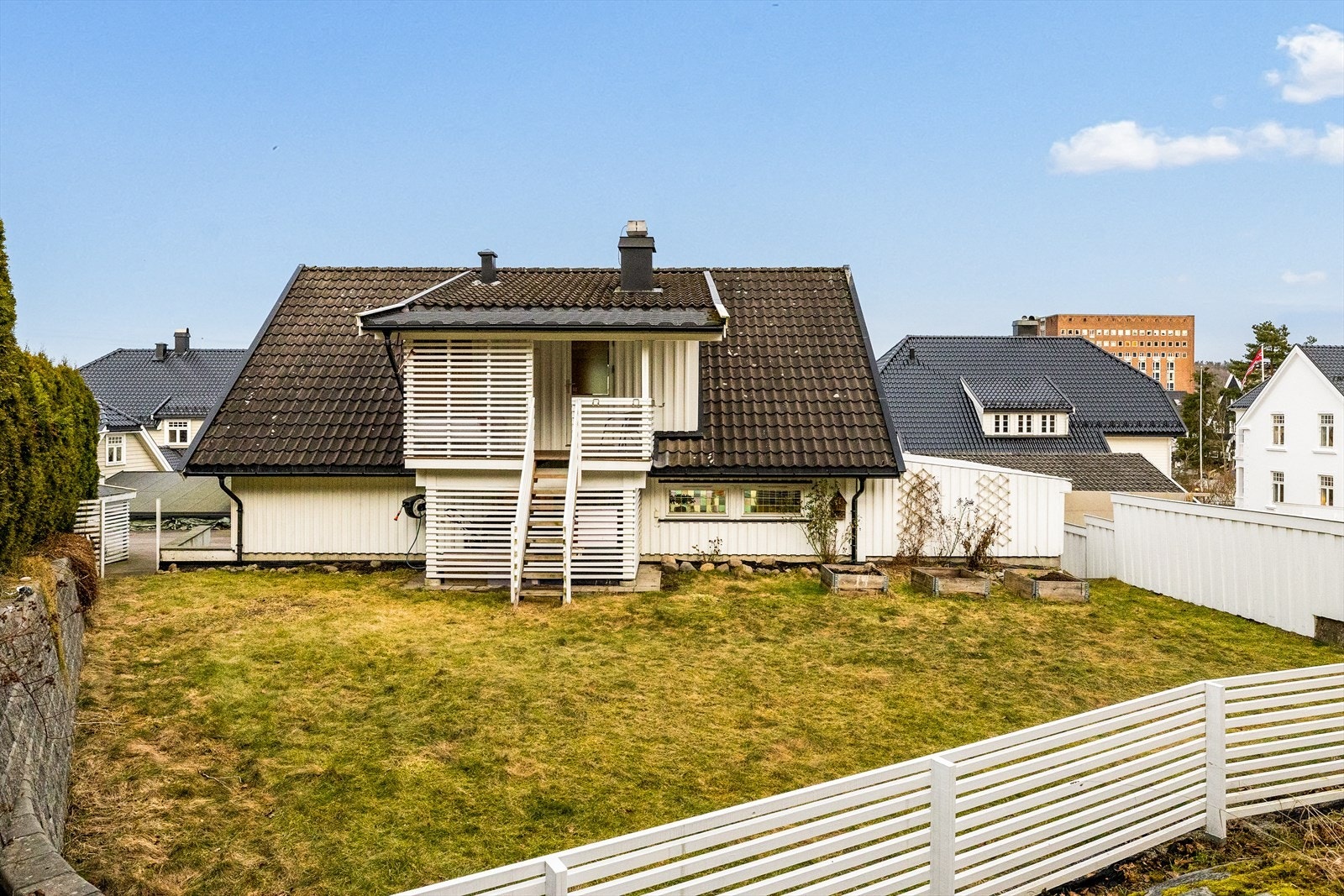 Usjenert hage med skjermet beliggenhet - et trygt og hyggelig uteområde for både lek og avslapning. Galleribilde