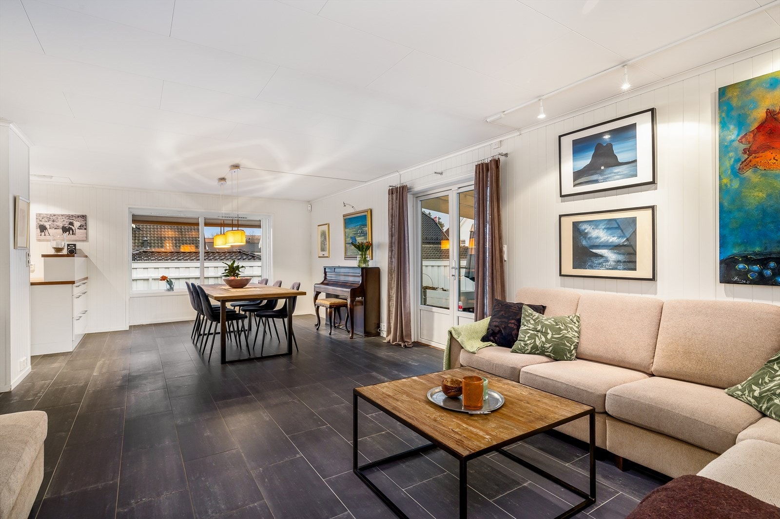 Direkte utgang til delvis overbygget terrasse og en hyggelig hage som inviterer til både lek og avslapning. Galleribilde