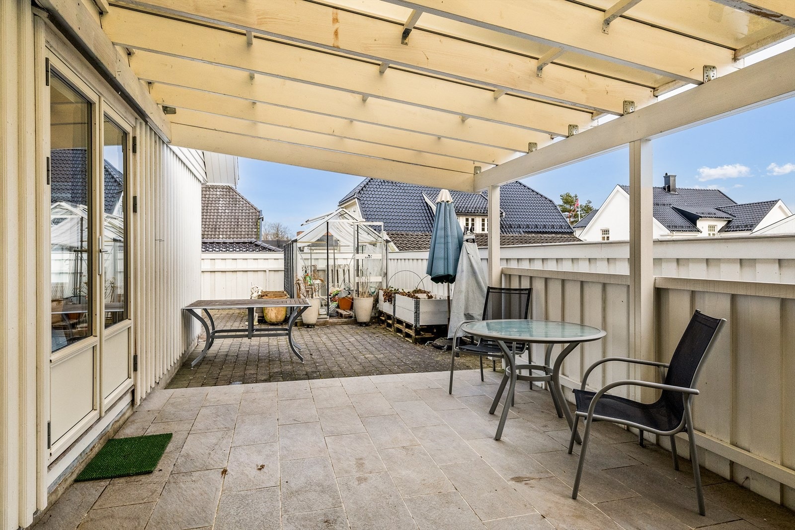 I 1. etasje finnes en deilig og praktisk terrasse som er både romslig og overbygget, noe som gir fine uteopphold uansett vær. Galleribilde