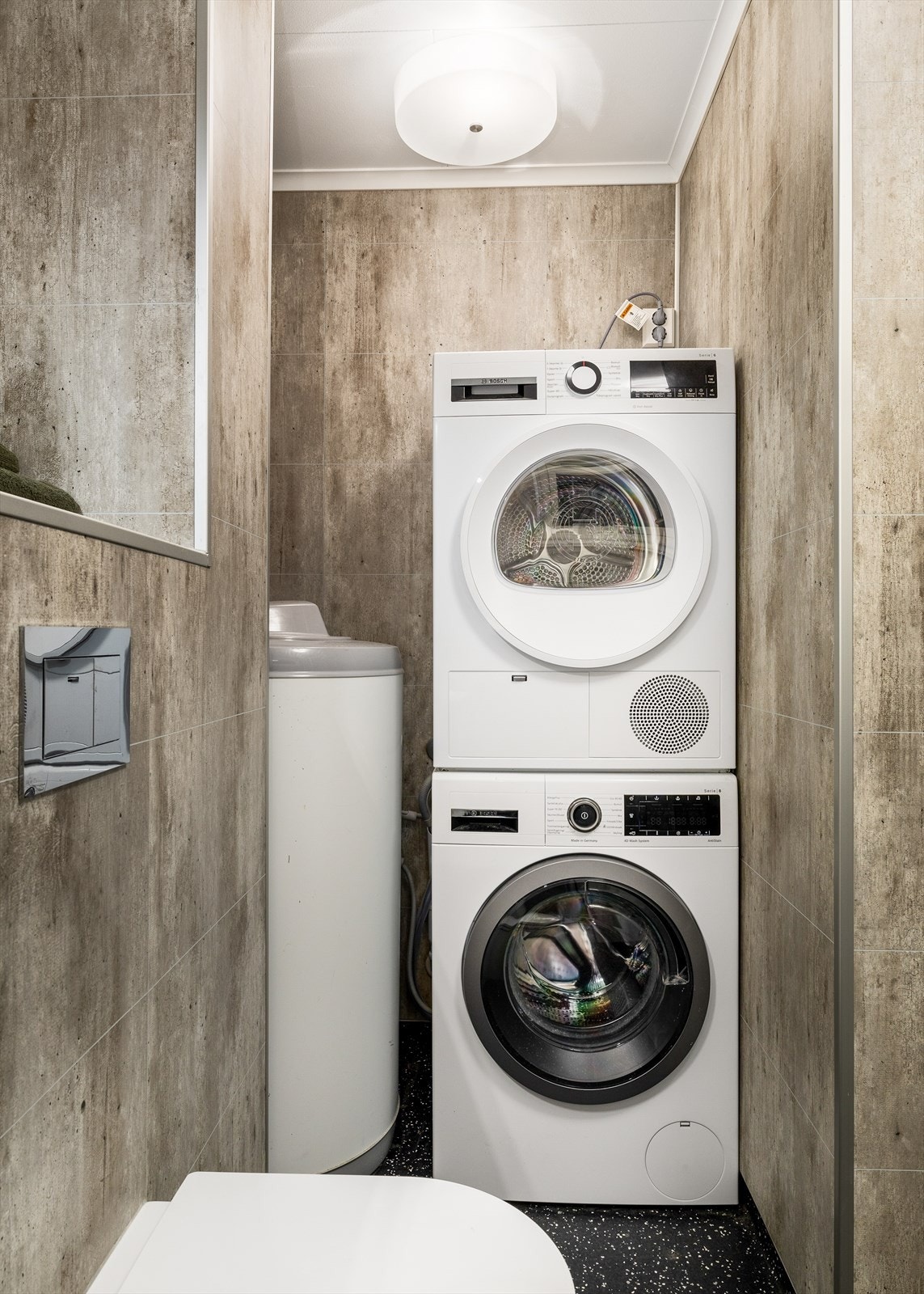 Egen vaskeromsnisje på badet som gir en funksjonell og plassbesparende løsning. Galleribilde