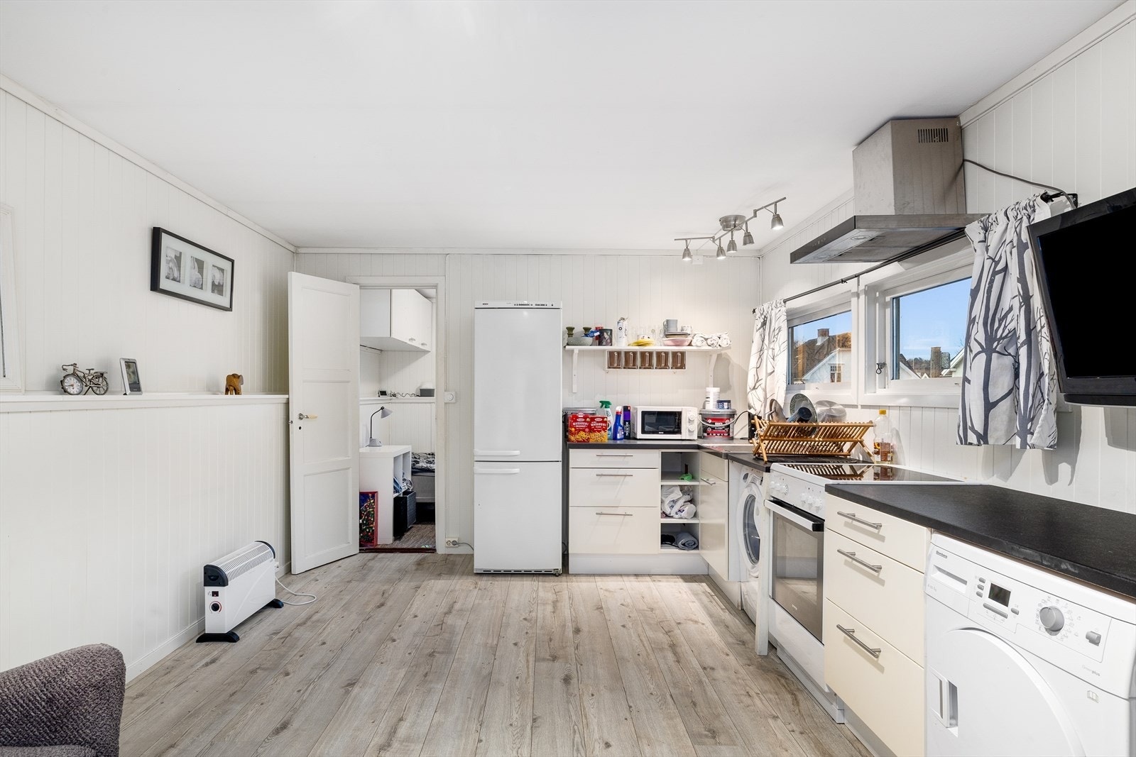 Leiligheten fremstår som lys og trivelig, med et pent kjøkken og stue som gir gode bruksmuligheter og et behagelig bomiljø for leietaker. Galleribilde