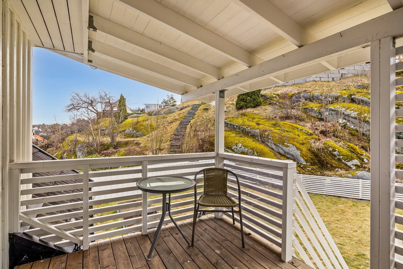 Vestvendt balkong fra 2 etasje med trapp ned til hagen. Galleribilde