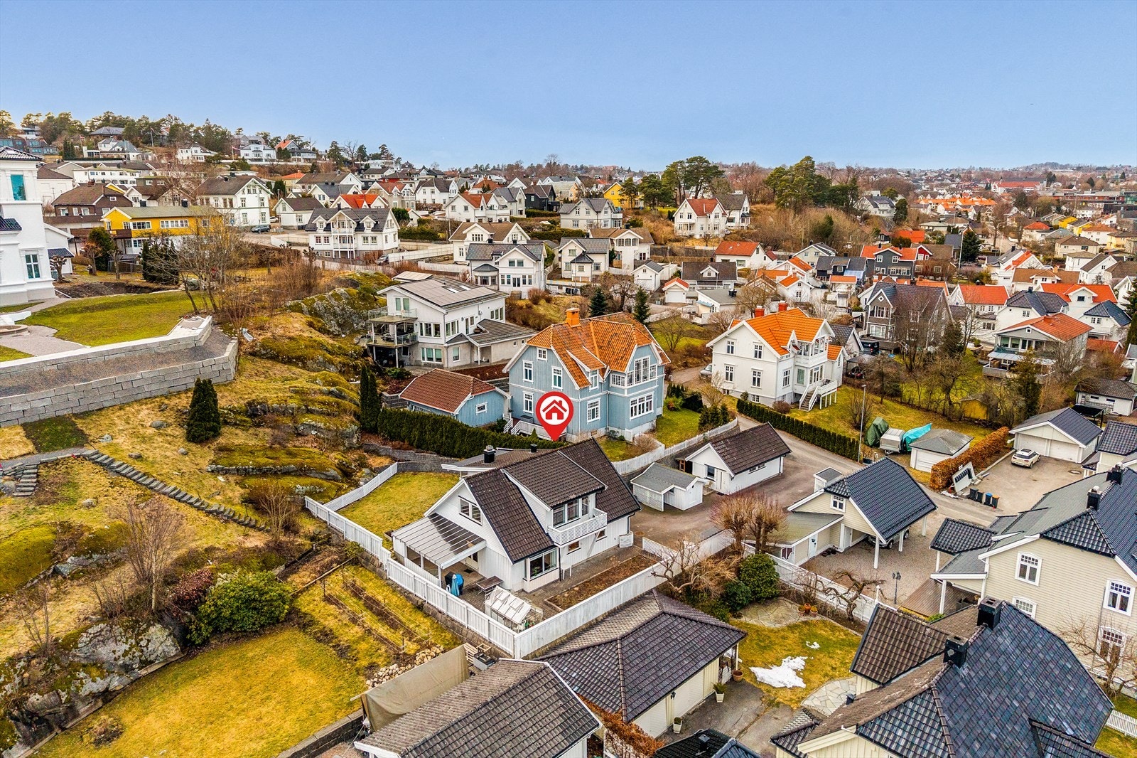 Eiendommen ligger i Virik i Sandefjord, et meget attraktivt og etterspurt boligområde med nærhet til sentrum, servicetilbud og fine rekreasjonsmuligheter. Galleribilde