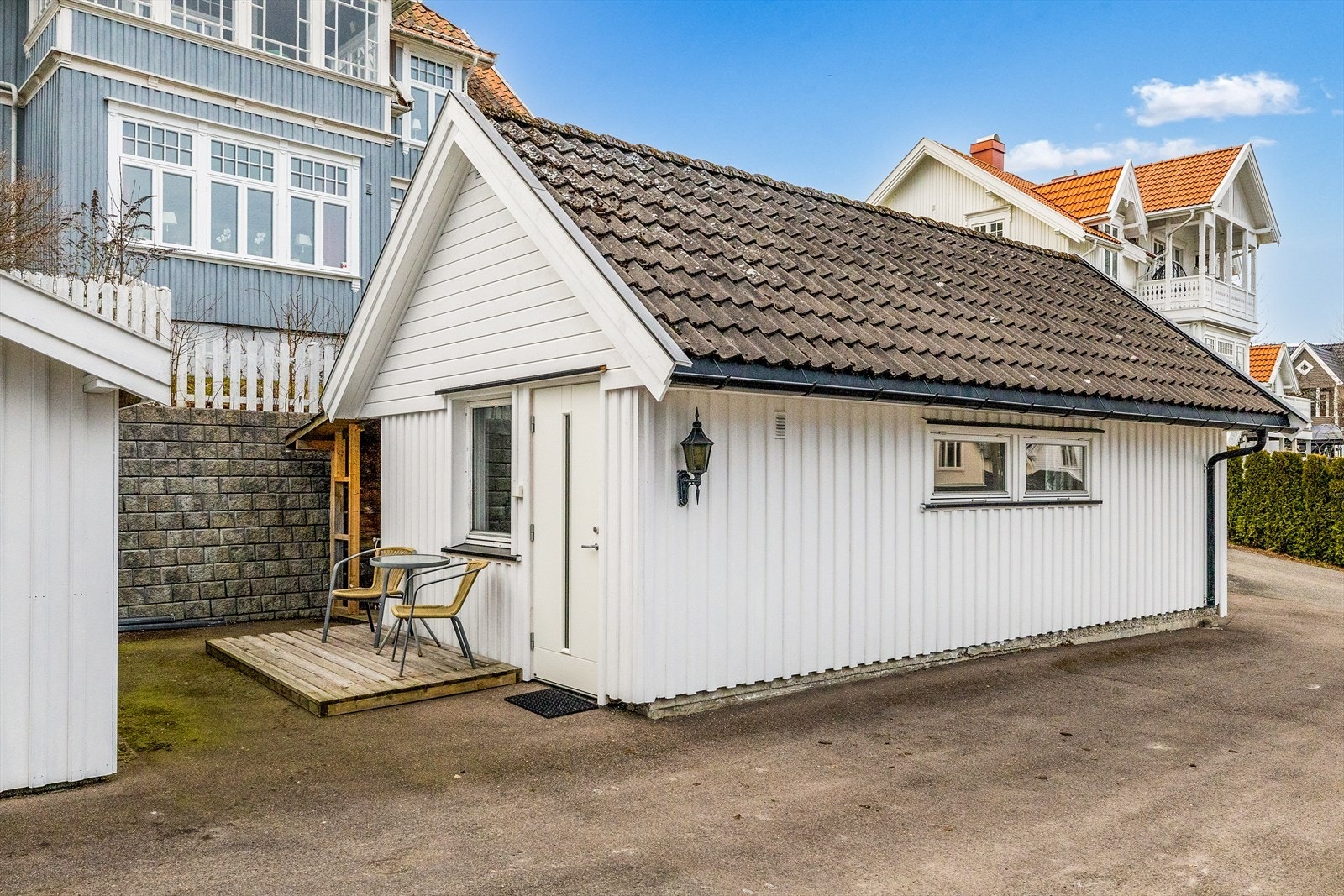 Eiendommen har en separat utleiebolig som kan gi solide leieinntekter. Utleiedelen fremstår som en praktisk og fleksibel løsning, enten man ønsker å leie ut fast, bruke den til generasjonsbolig eller som gjestedel. Galleribilde