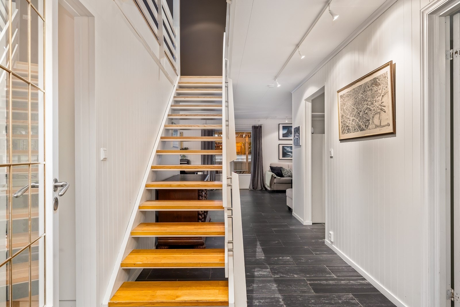 Gang med trappeløp til 2. etasje som binder etasjene naturlig sammen. Galleribilde