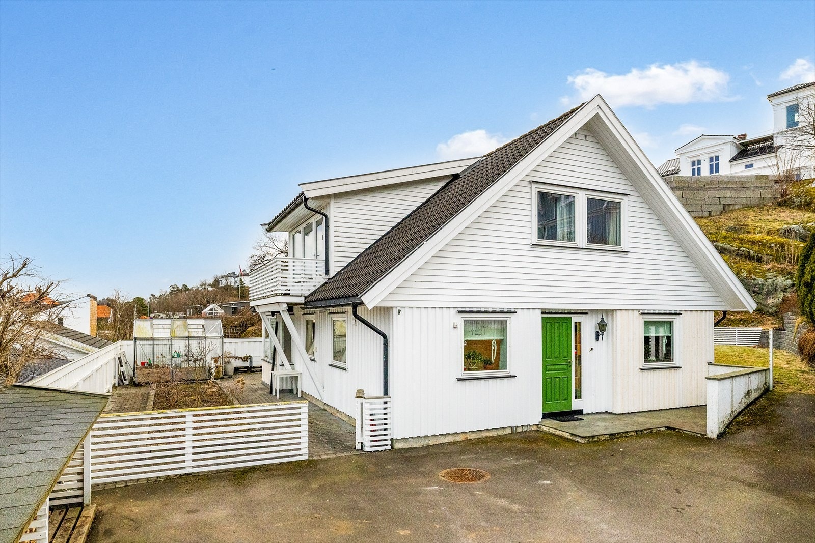 Stor og oversiktlig gårdsplass med god plass til flere biler samt praktisk adkomst til inngangspartiet. Galleribilde