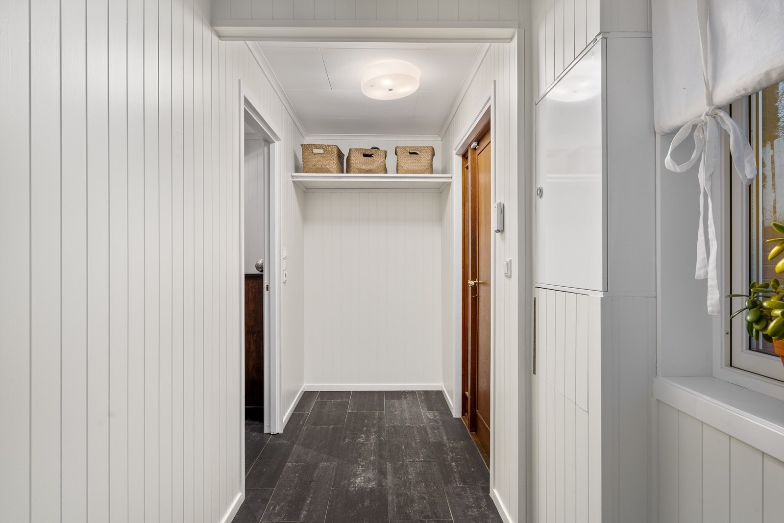 Velkommen inn til en lys og trivelig gang med gode oppbevaringsmuligheter. Galleribilde