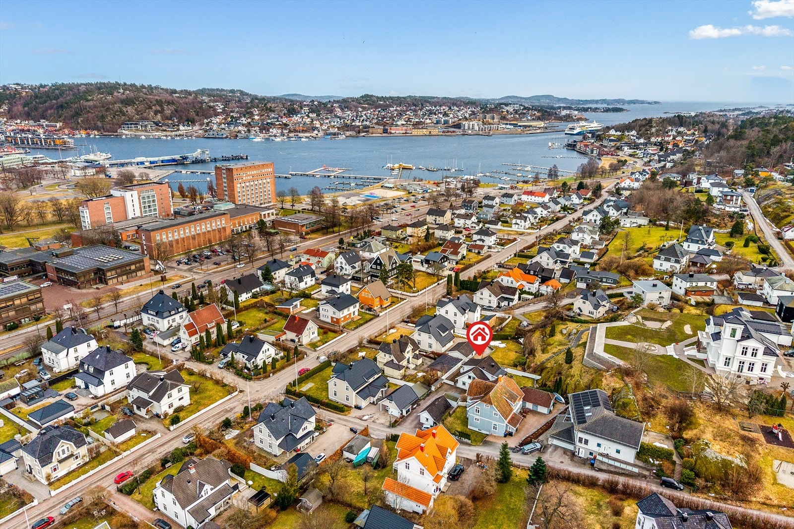 Attraktiv beliggenhet nær sentrum gir enkel adkomst til et bredt utvalg av servicetilbud og gjør hverdagen både praktisk og fleksibel. Galleribilde