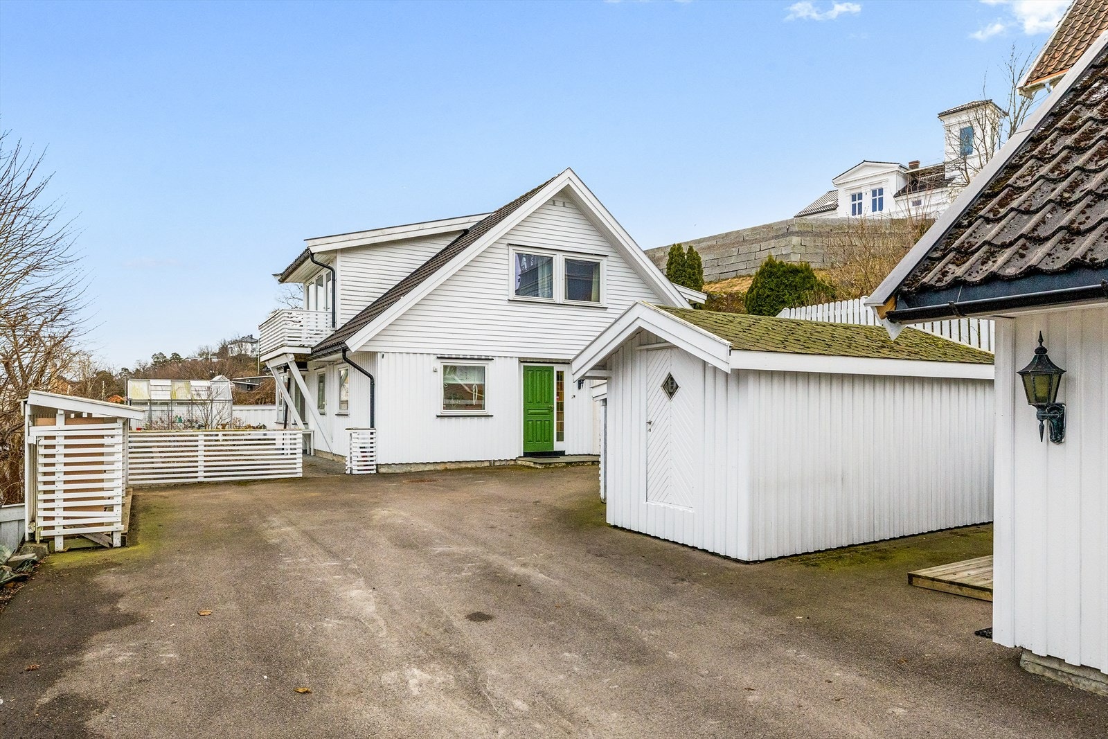 Eiendommen har en romslig innkjøring og gårdsplass med god plass til flere biler, samt en praktisk utebod for oppbevaring. Galleribilde