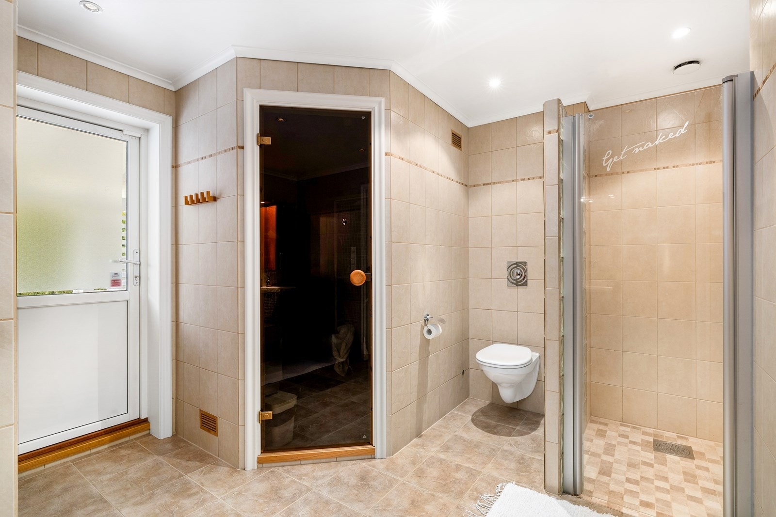 Egen badstue samt dusjnisje utført med glassbyggestein og glassdør gir høy komfort og et eksklusivt preg. Galleribilde