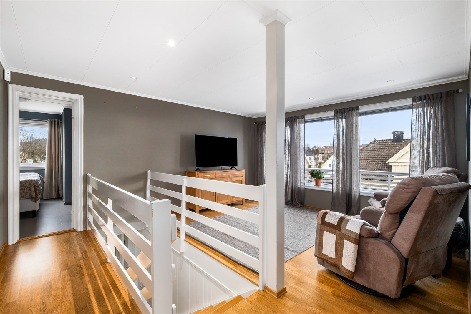 Romslig stue i 2. etasje med utgang til balkong - perfekt som TV-stue eller oppholdsrom. Galleribilde