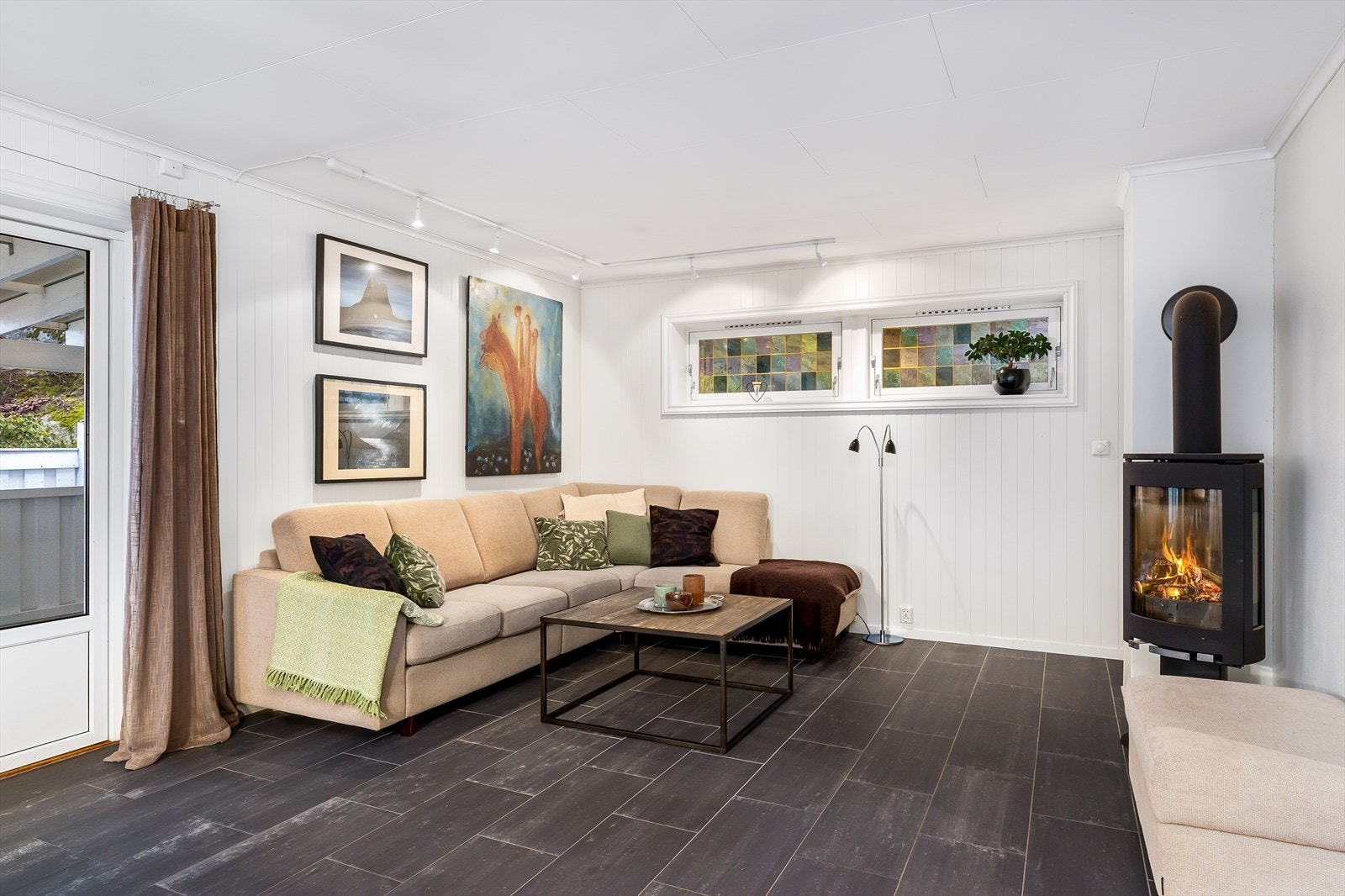 Rommet gir god plass til en stor salong og byr på gode muligheter for ønsket møblering. Galleribilde