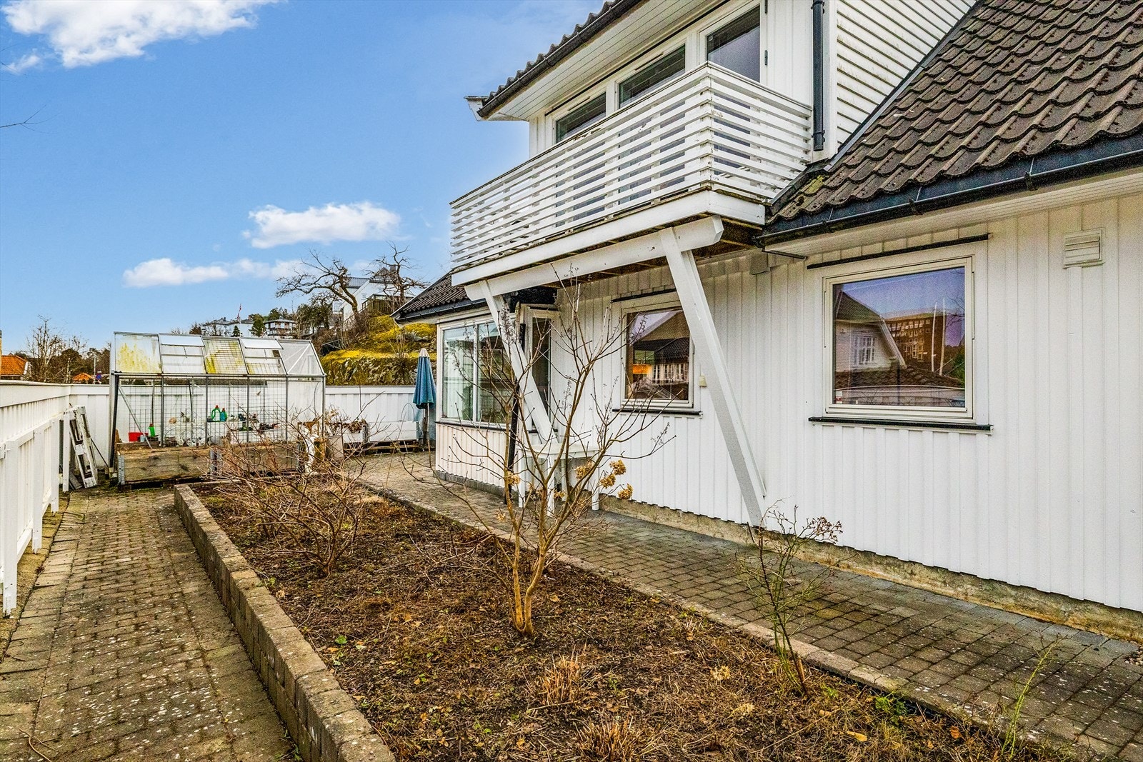 Se for deg frodigheten her til sommeren, med blomstrende stauder og et grønt, levende uteområde som rammer inn eiendommen på en innbydende måte. Galleribilde