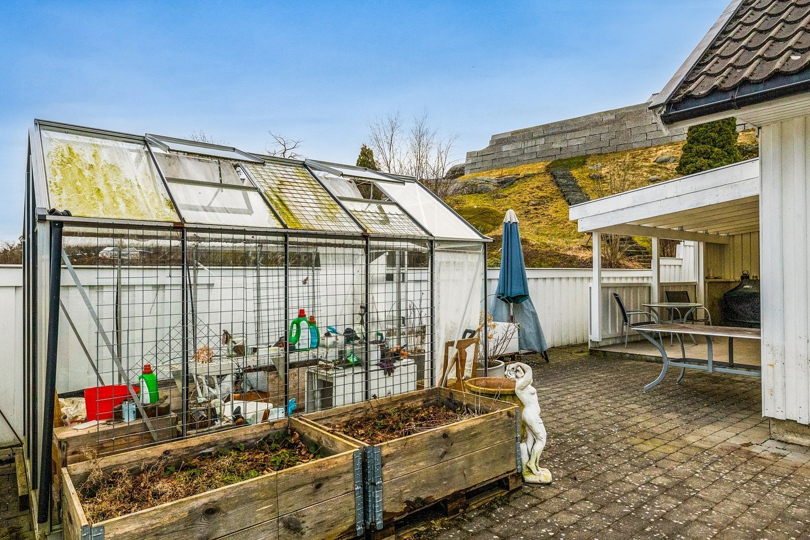 Eiendommen har et koselig og praktisk drivhus som gir gode muligheter for dyrking og hageglede gjennom store deler av sesongen. Galleribilde