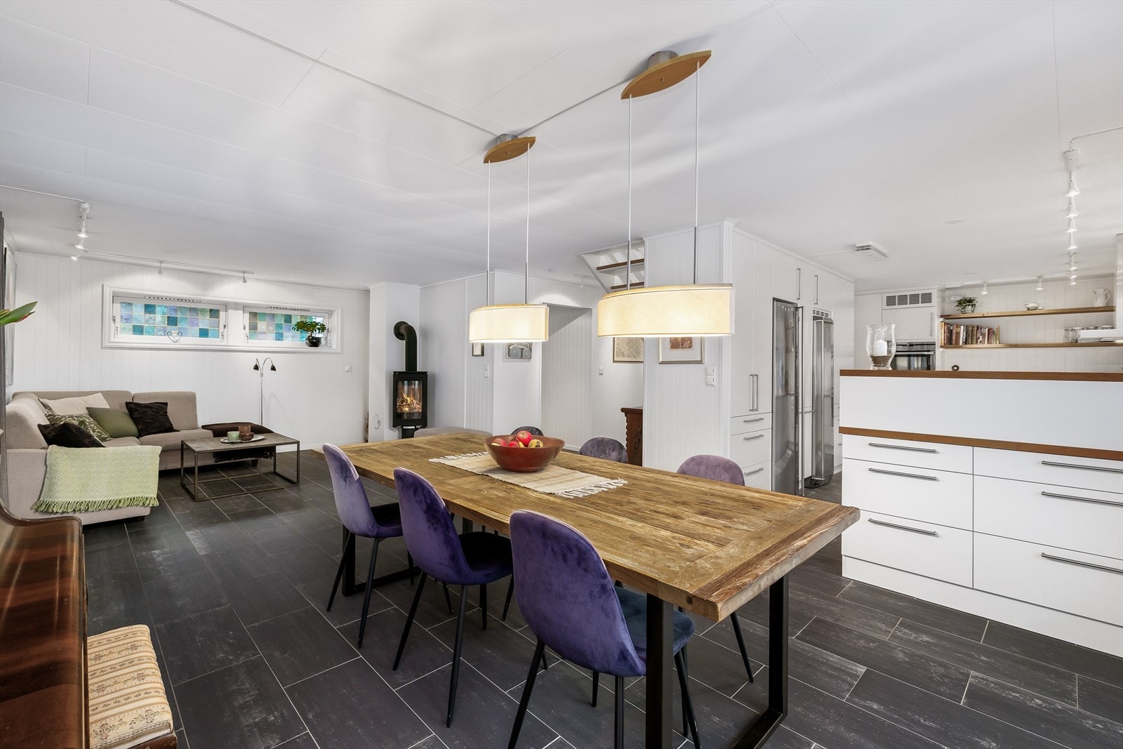 Her er det god plass til spisestue med langbord og sosiale sammenkomster. Galleribilde