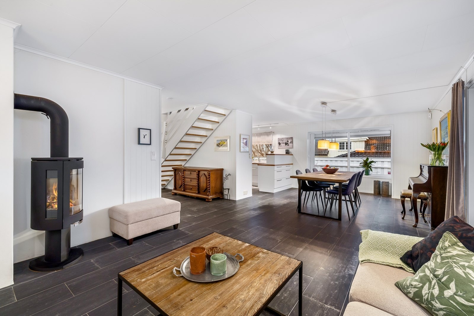 Lys og romslig stue med flislagt gulv og behagelig gulvvarme som gir god komfort og en lun atmosfære. Galleribilde