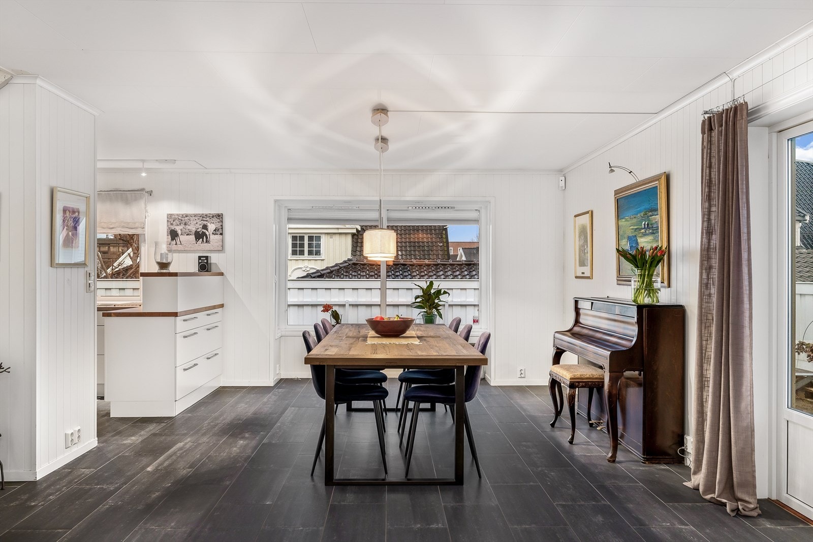 Spisestuen er plassert i direkte tilknytning til kjøkkenet og gir en sosial og funksjonell løsning. Galleribilde