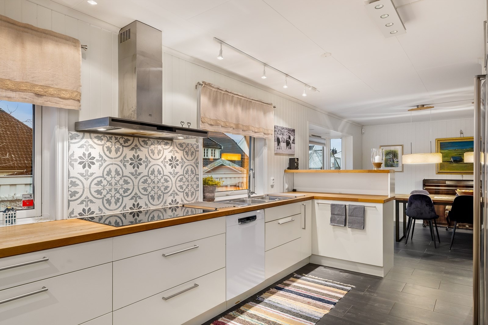 Svært innholdsrikt kjøkken med gode arbeidsflater og god oppbevaringsplass. Galleribilde