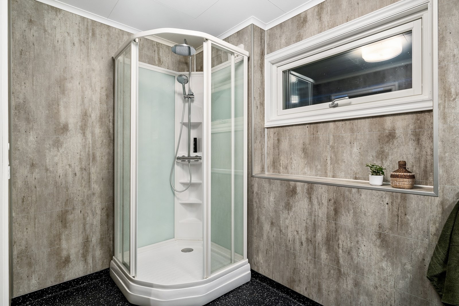 Dusjkabinett gir en funksjonell og praktisk dusjløsning. Galleribilde