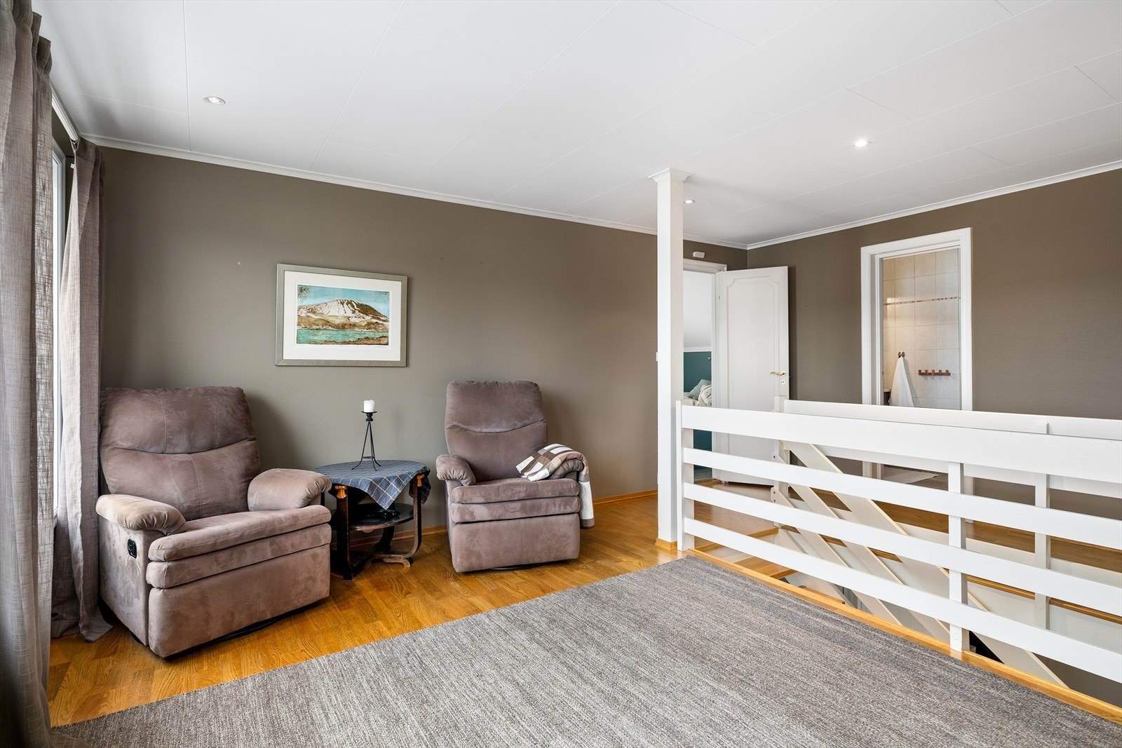 Stilrent uttrykk med parkettgulv og downlights i himling. Galleribilde