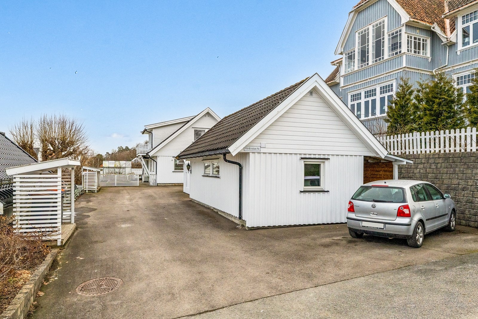 Eiendommen har en romslig gårdsplass med gode parkeringsmuligheter flere steder, noe som gir enkel adkomst og fleksibel parkering for både beboere og gjester. Galleribilde