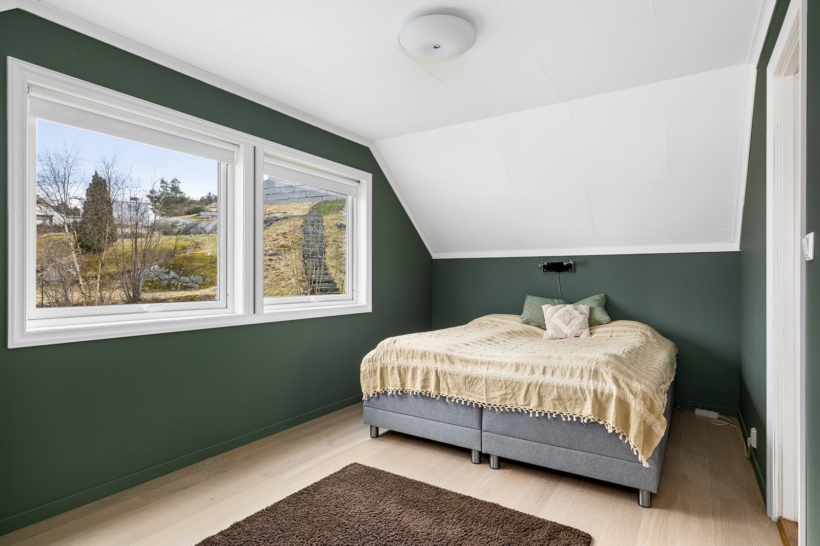 Romslig soverom 2 med mye naturlig lys som skaper en luftig romfølelse. Galleribilde