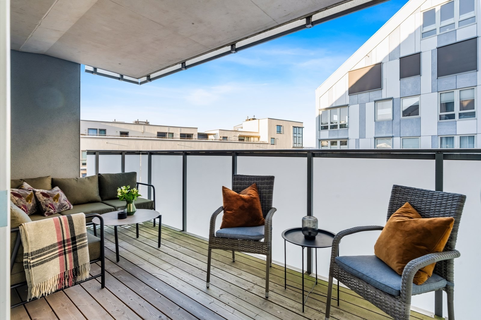 Fra stuen har du utgang til en koselig, overbygd balkong Galleribilde