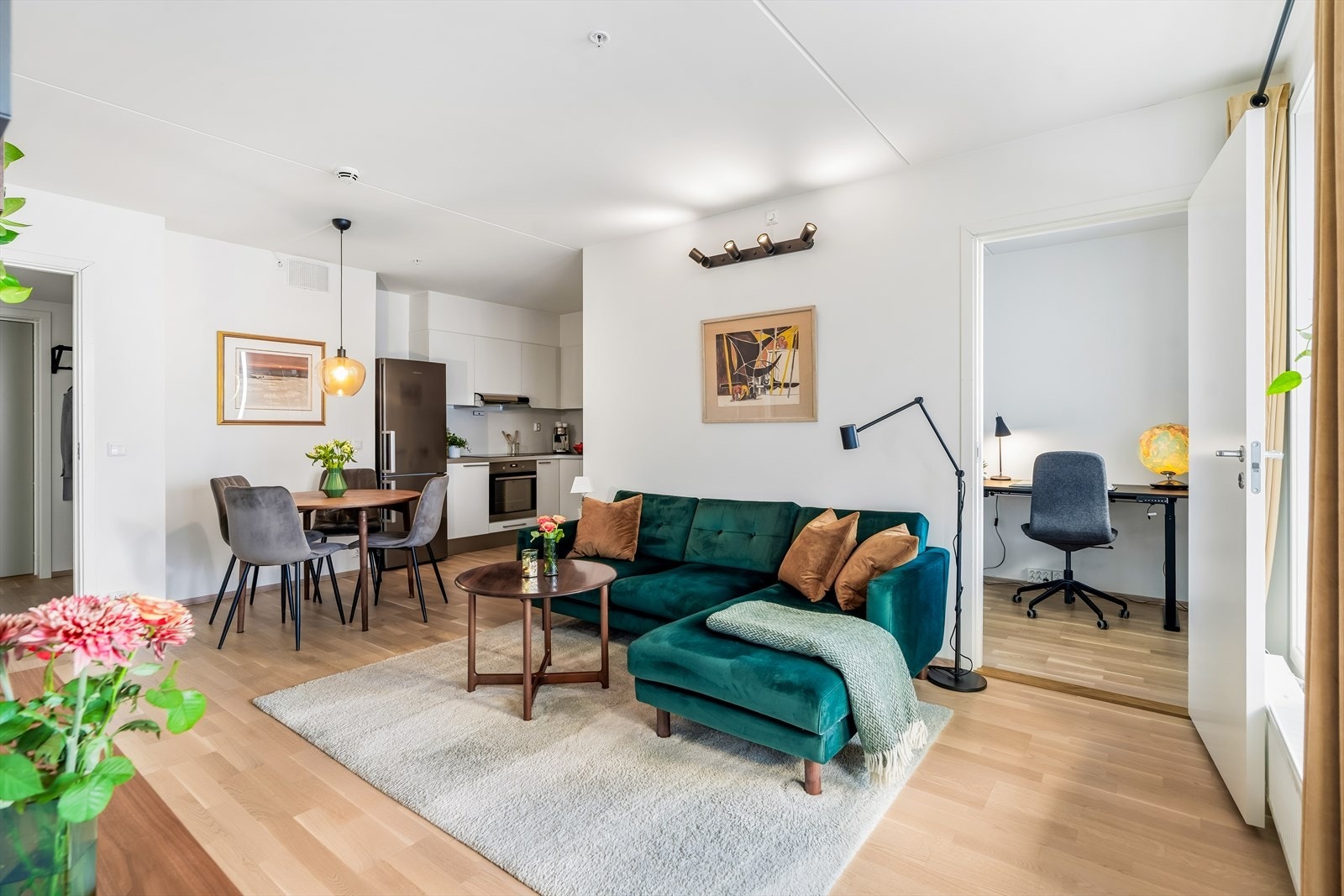 Stuen er av fin størrelse, og ligger i åpen løsning mot kjøkkenet. Galleribilde