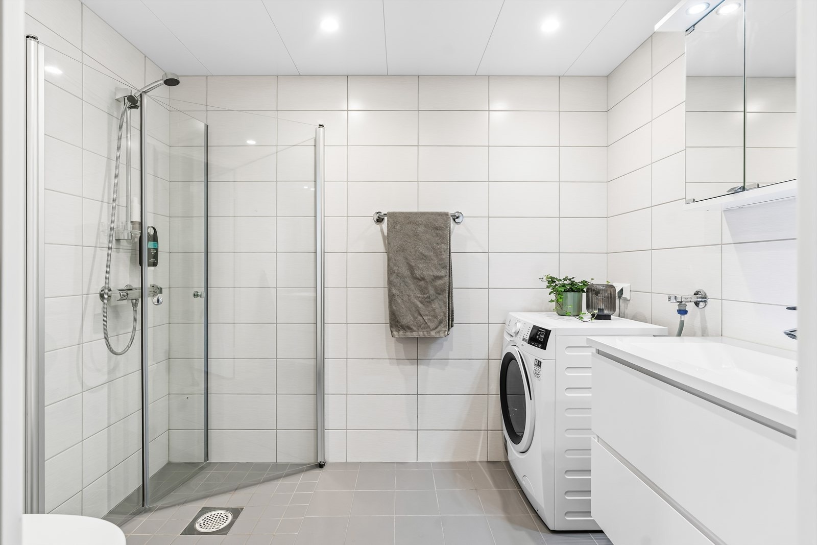 Fra gangen er det inngang til et pent baderom fra byggeåret med flislagte overflater. Galleribilde