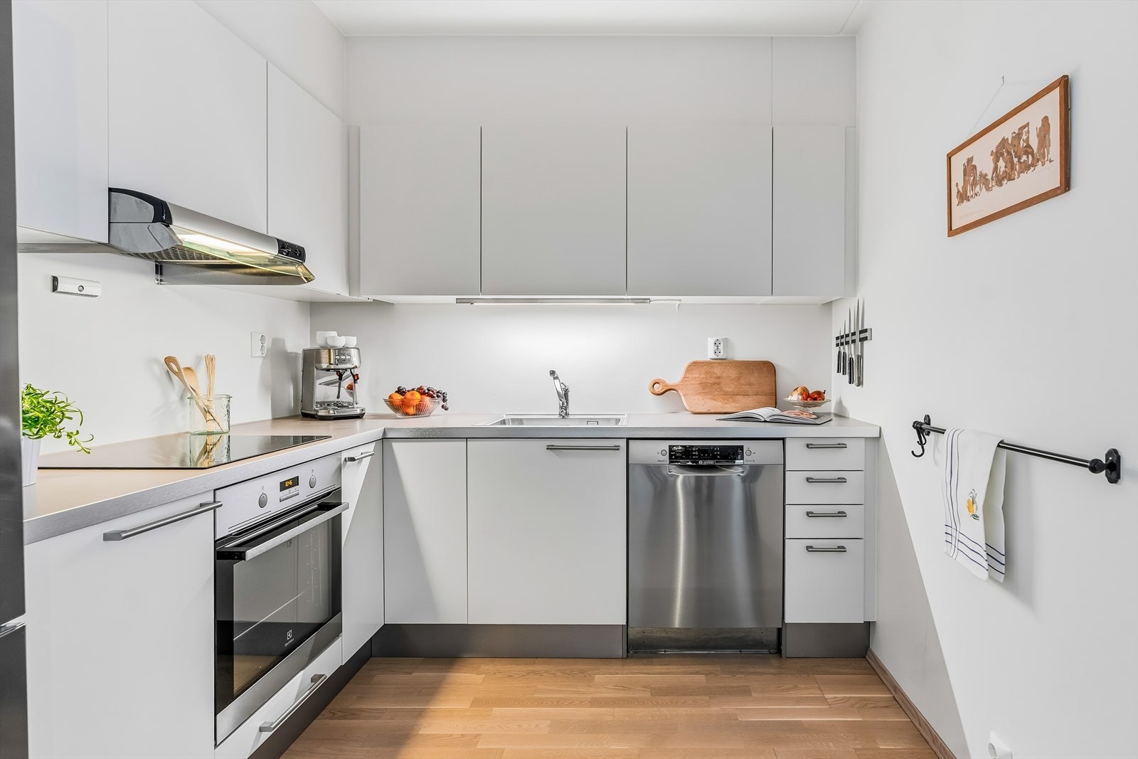 Innredningen har skap med glatte fronter, samt en benkeplate i laminat. Galleribilde