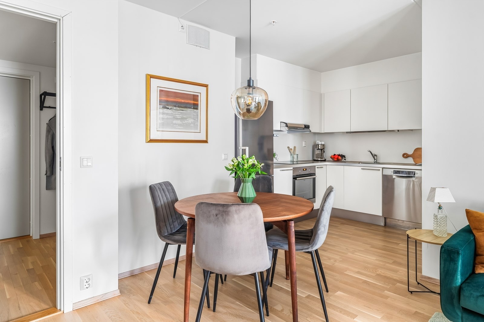 Spisebordet får sin naturlige plass mot kjøkkenet. Galleribilde