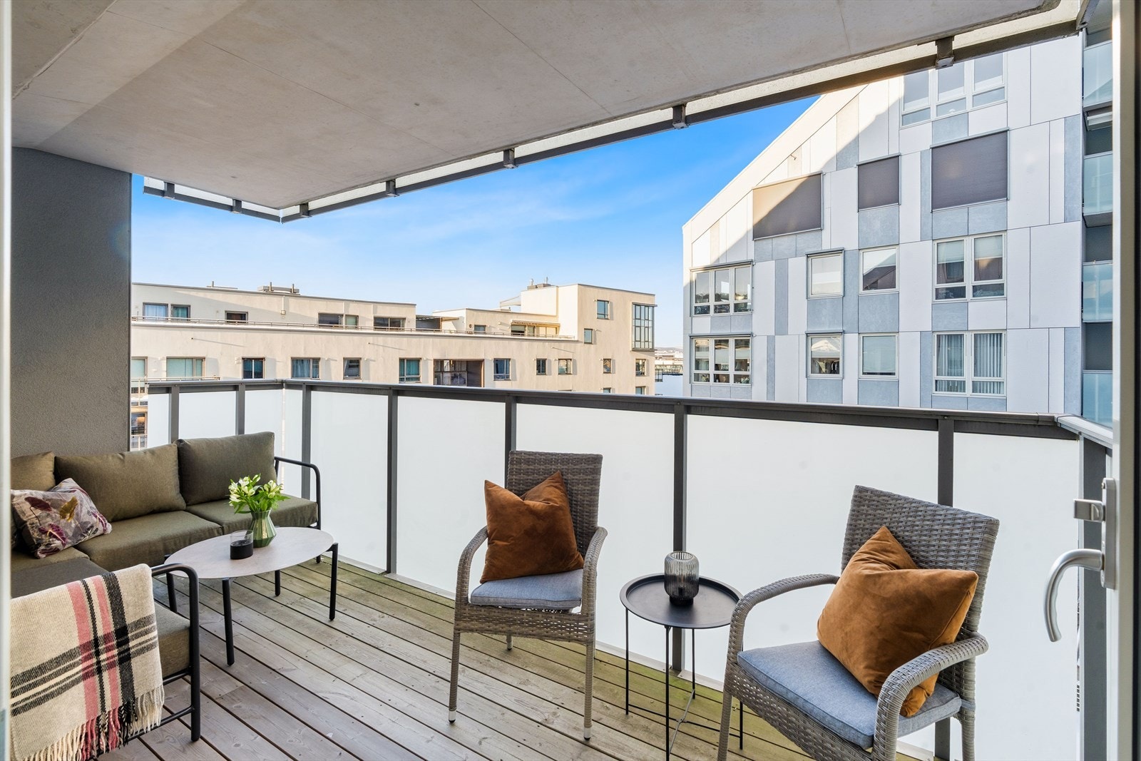 Balkongen er overbygget, og det er montert utebelysning. Galleribilde