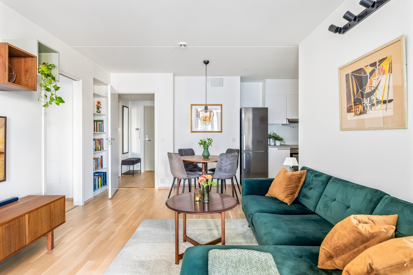 I stuen er det plass til sofaseksjon, tv-møbel og spisegruppe. Galleribilde