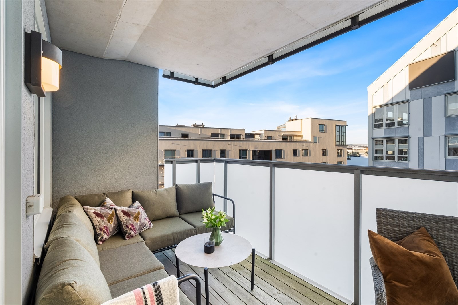 Her ute er det plass til utemøbler, samt gass-/elektrisk grill. Galleribilde