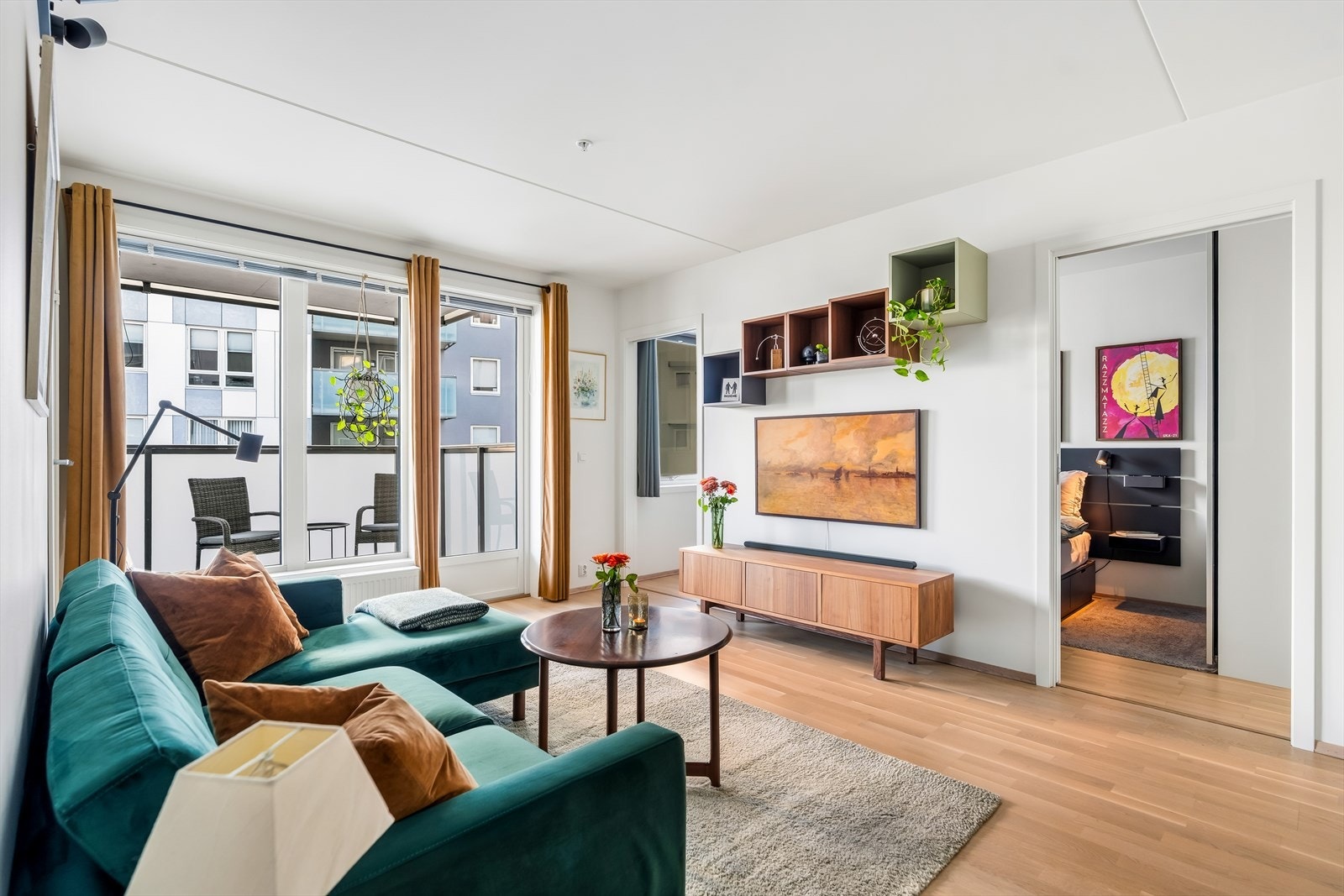 Rommet har store vindusflater som slipper inn rikelig med naturlig lys. Galleribilde