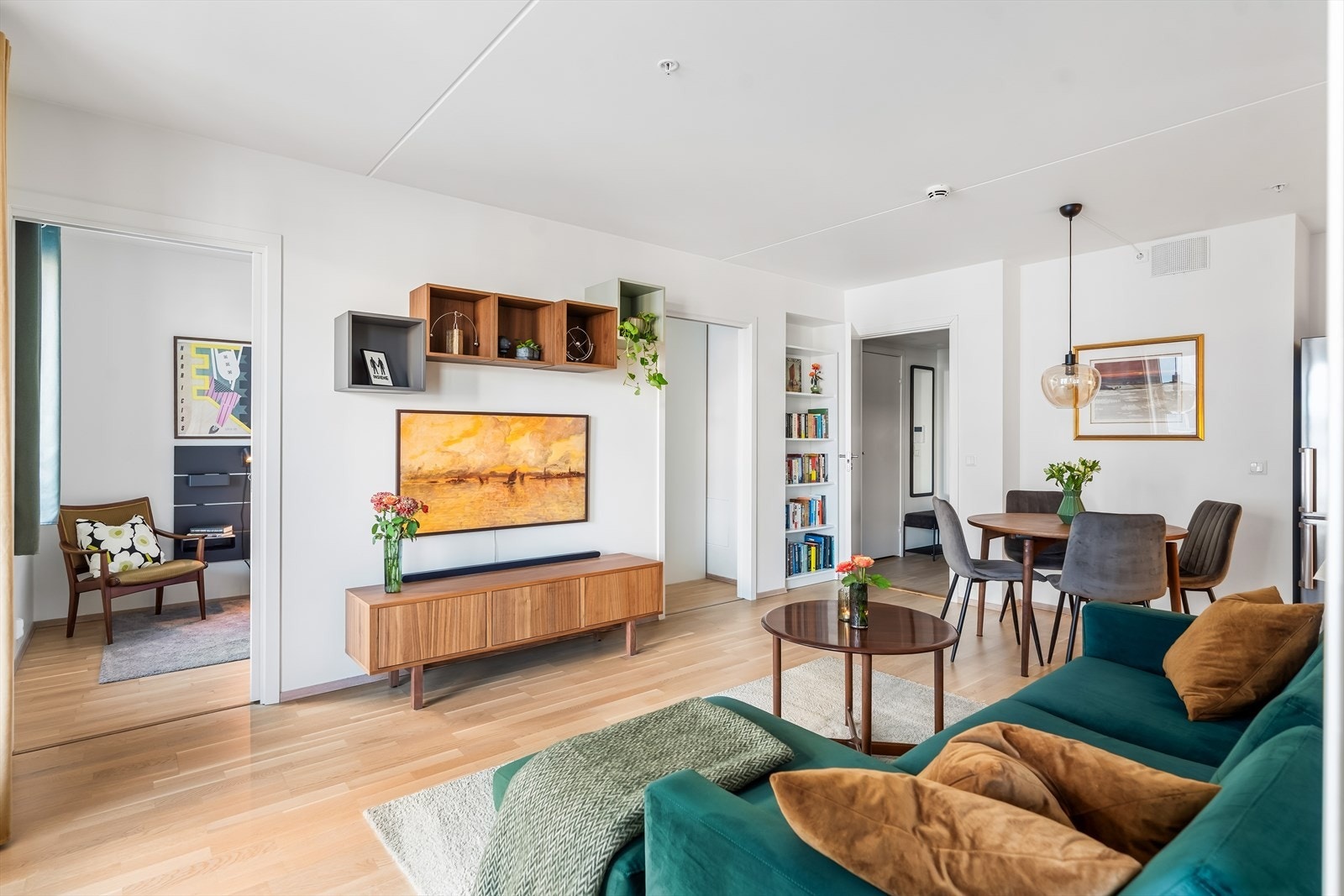 Vegg- og takflater er lysmalt, og det er parkett på gulvet. Galleribilde