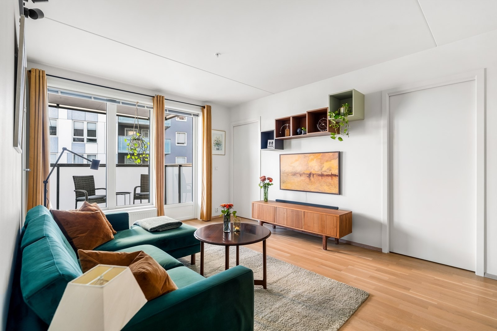 Oppholdsrommet har utgang til balkong. Galleribilde