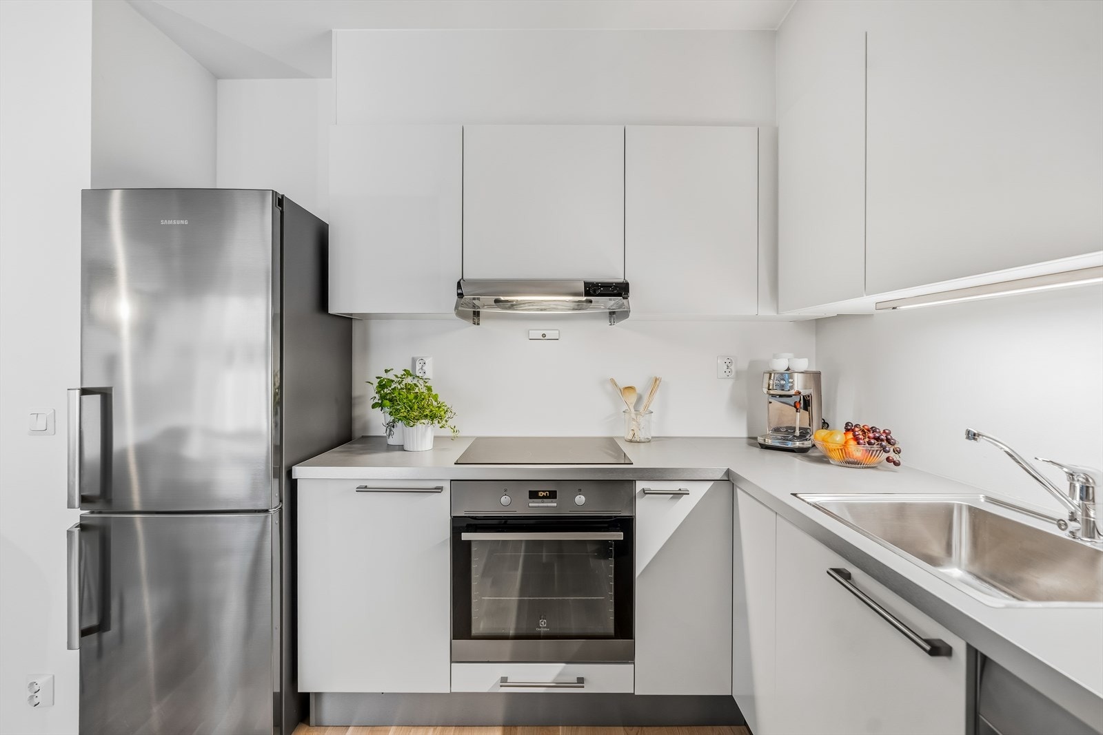 Over stekeovnen er det tilkoblet ventilator. Galleribilde