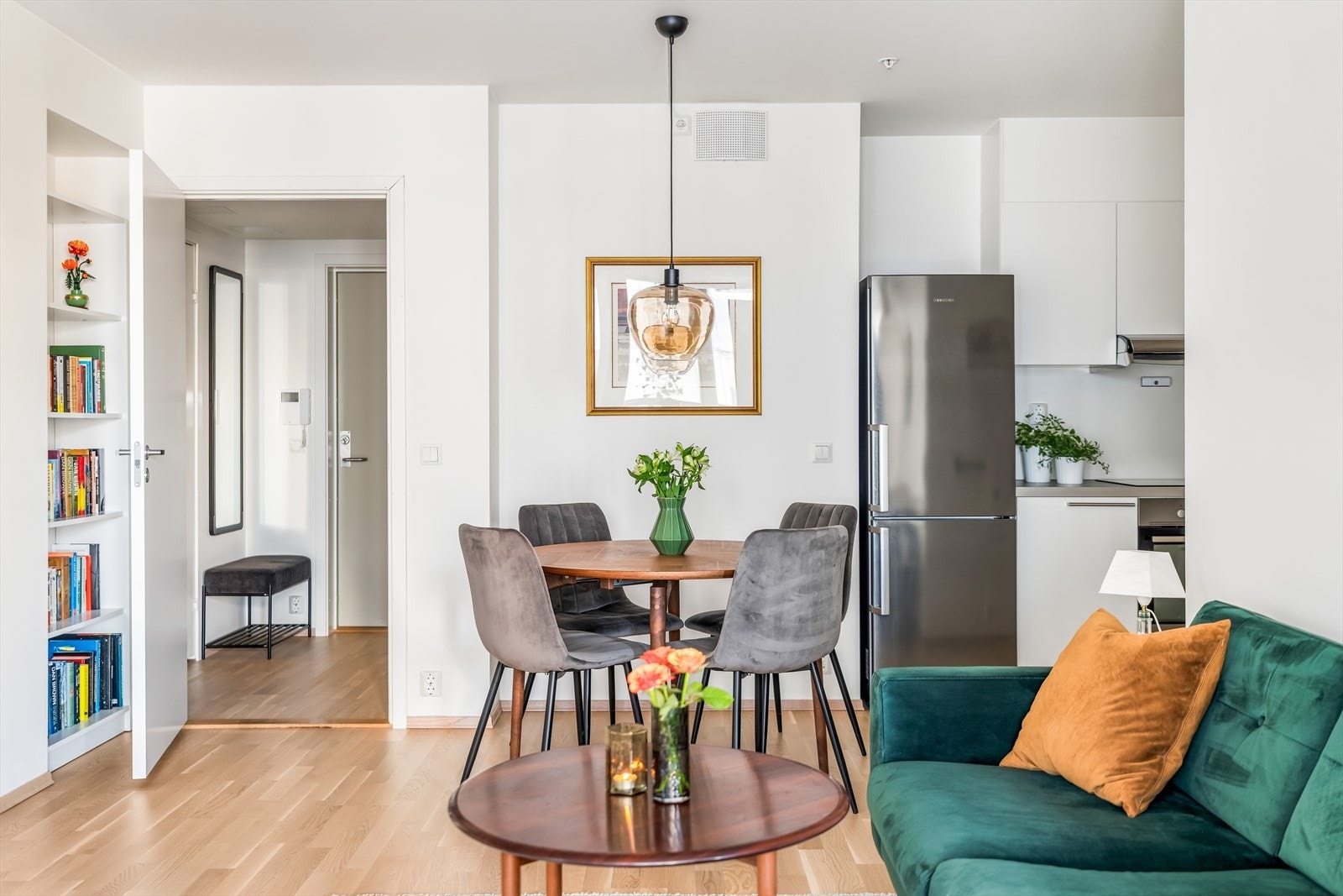 Leiligheten har en svært arealeffektiv planløsning bestående av åpen stue-/kjøkkenløsning, to soverom, et bad samt bod. I tillegg disponeres kjellerbod, samt en herlig balkong! Galleribilde