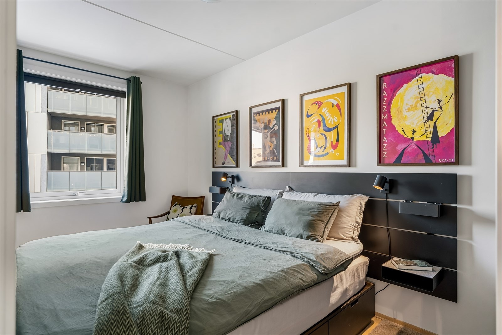 Boligen har to soverom. Hovedsoverommet har plass til dobbeltseng med tilhørende nattbord. Galleribilde