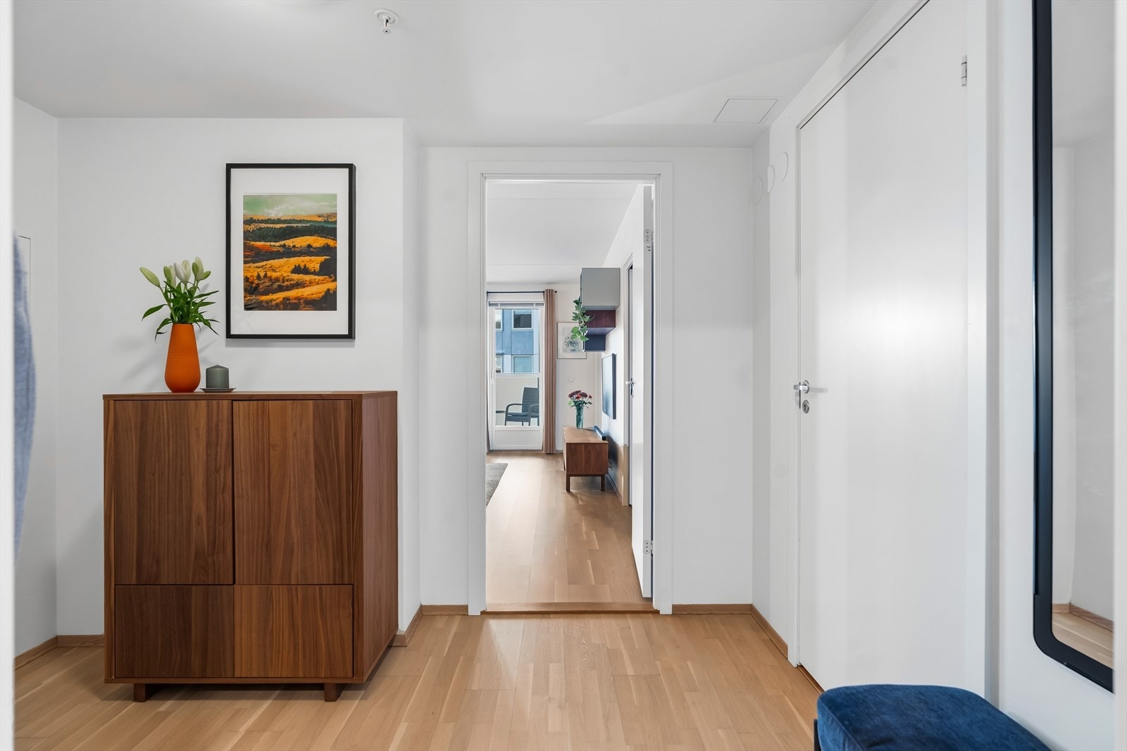 Fra entréen er det tilgang til en praktisk innvendig bod med mye lagringsplass. Galleribilde