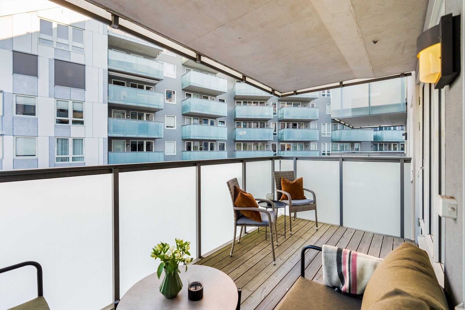 Balkongen vender inn mot skjermet gårdsrom. Galleribilde