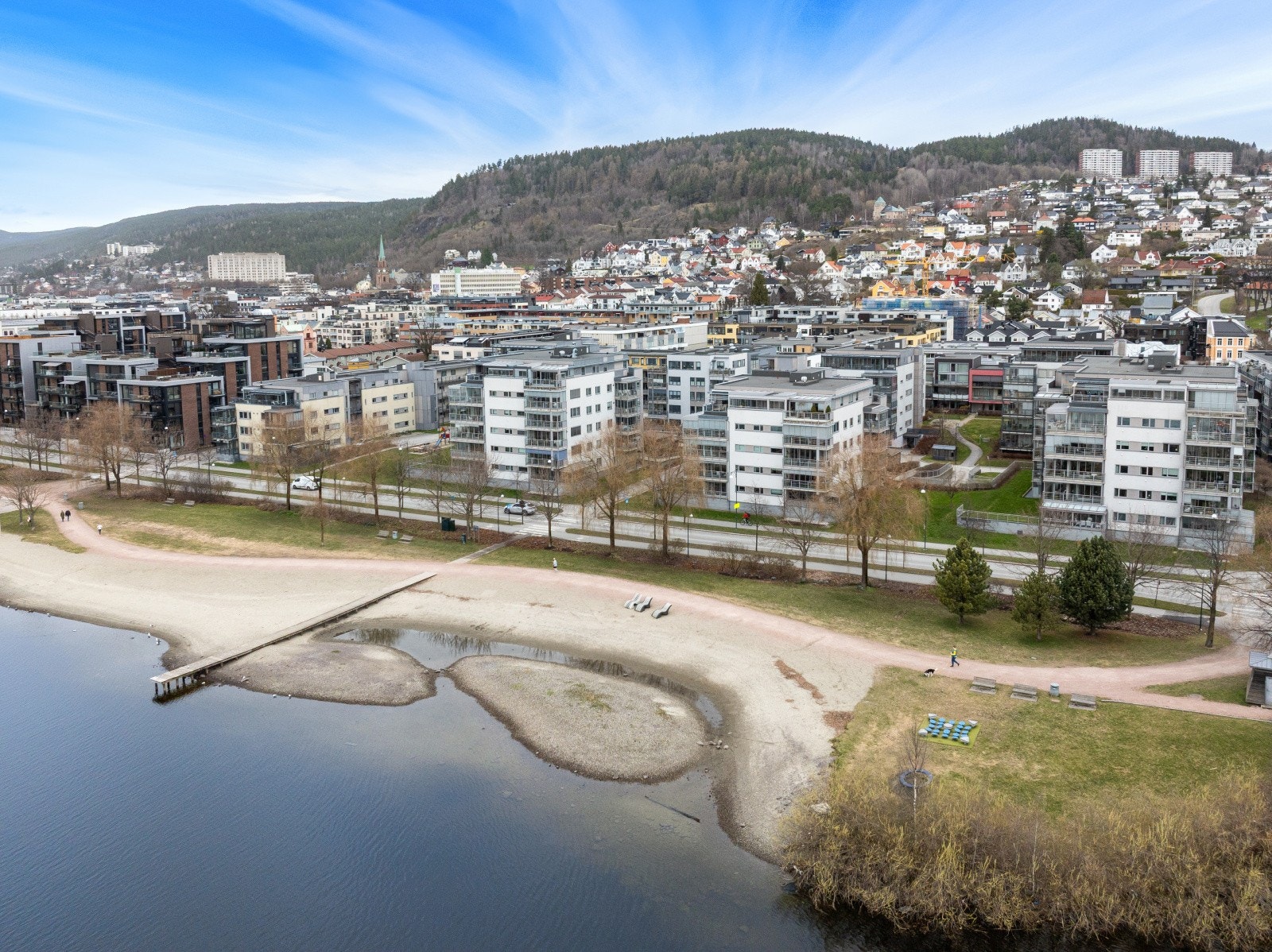 Rett utenfor døren finner du en fin sandstrand og parkområde. Galleribilde