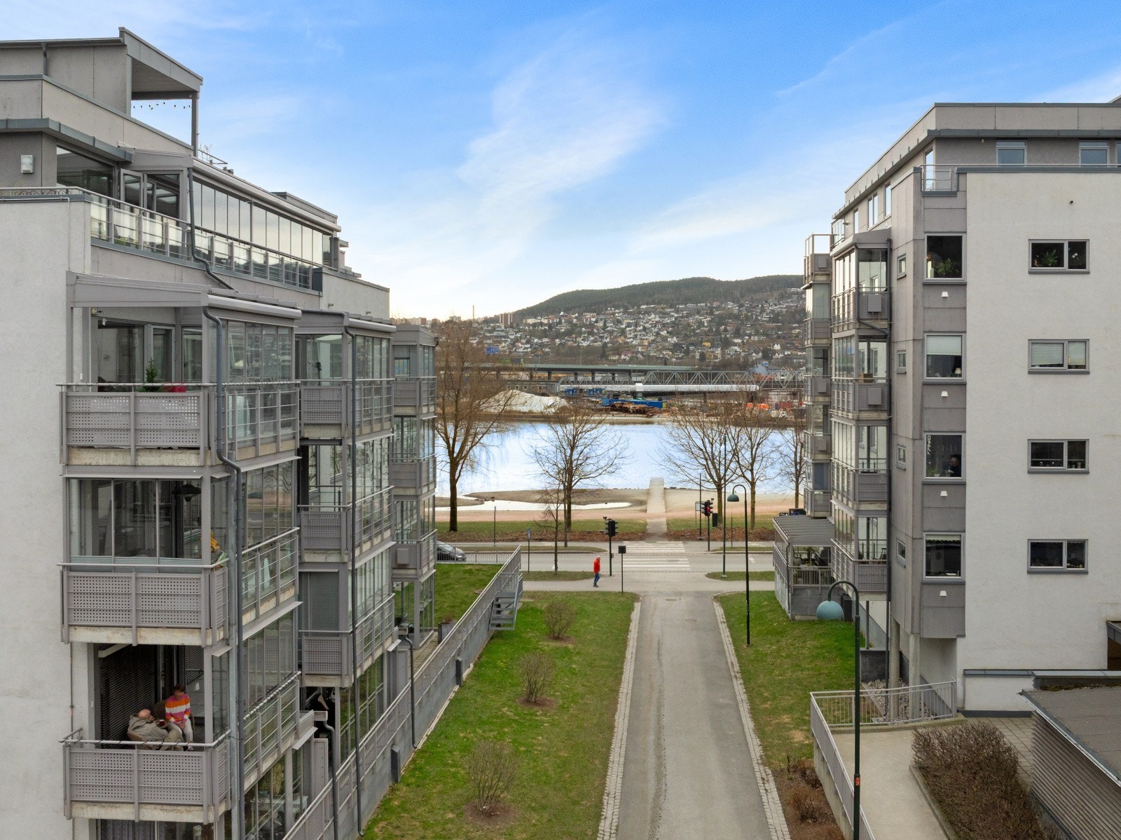 Sameiet er pent opparbeidet med interne gangveier og beplantning. Galleribilde